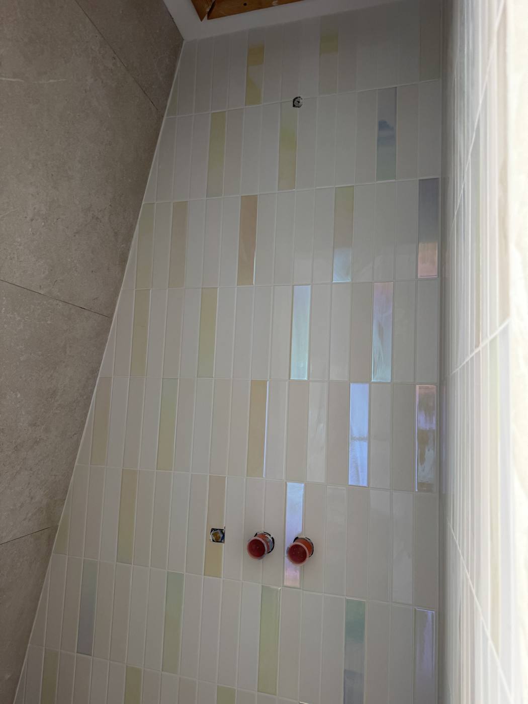 Faïence irisée dans une douche